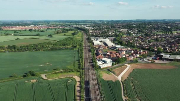 农村铁路和火车通过 空中景观 英国美丽的绿色风景 自然和交通概念 — 图库视频影像