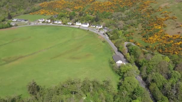 Воздушный Беспилотник Вид Сельскую Местность Шотландии Маленькой Деревней Зеленом Солнечный — стоковое видео