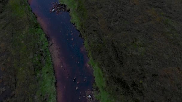 スコットランドの高地の空中ドローンビュー 川Etive スコットランドの高地のムーディー天気 美しい景観の背景準備ができた画像 — ストック動画