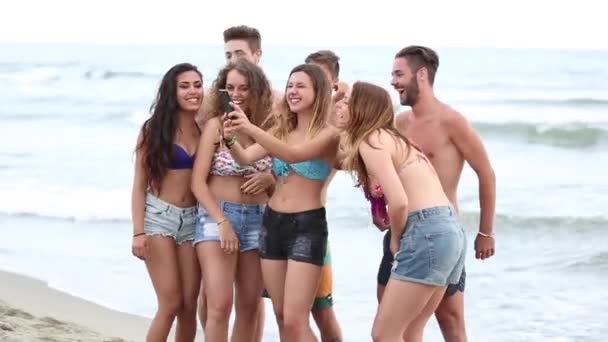 Multiculturele Vriendengroep Neemt Selfie Het Strand Jongeren Samen Aan Zee — Stockvideo