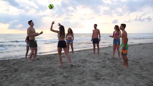 Grupo Amigos Carreras Mixtas Playa Jugando Voleibol Playa Jóvenes Juntos — Vídeo de stock