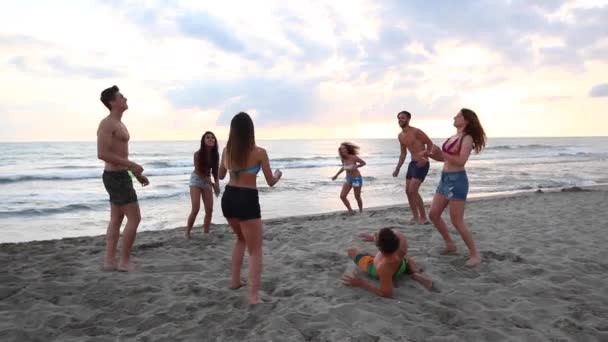 Grupp Blandade Ras Vänner Stranden Spelar Beachvolleyboll Unga Människor Tillsammans — Stockvideo