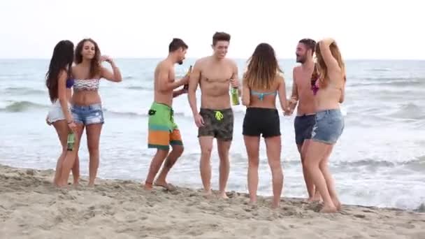 Szczęśliwa Wielorasowa Grupa Przyjaciół Bawiąca Się Plaży Młodzi Ludzie Razem — Wideo stockowe