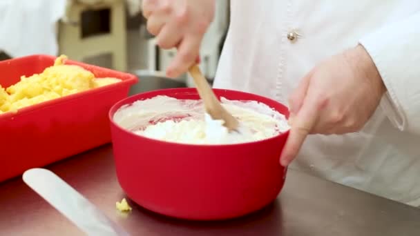 电影特写一位糕点厨师在餐馆厨房或糕点店为甜饼准备奶油 — 图库视频影像