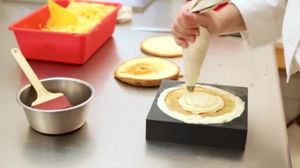 Pastelería Manos Trabajo Restaurante Cocina Pastelería Preparando Decorando Pastel Dulce — Vídeo de stock