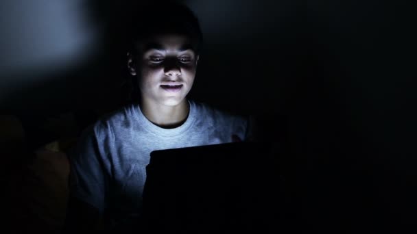 Hermosa Mujer Usando Tableta Digital Una Habitación Oscura — Vídeos de Stock