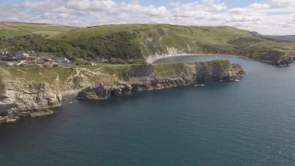 海辺の岩の崖とターコイズの水のコーンウォール空中ドローンビュー 旅行や休日に最適な英国の美しい晴れた日 — ストック動画
