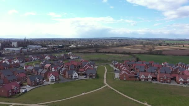Luftaufnahme Einer Wohnsiedlung England Mit Roten Backsteinhäusern Und Grünflächen Architektur — Stockvideo