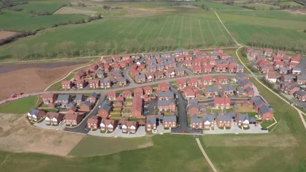 Vista Aérea Una Urbanización Inglaterra Con Casas Ladrillo Rojo Espacios — Vídeos de Stock