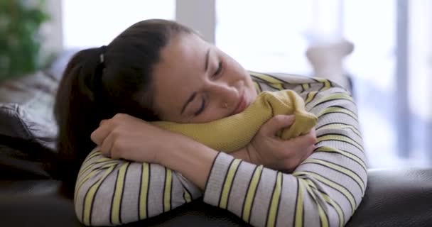 Автентичний Знімок Молодої Жінки Дивані Розслабляється Отримує Шерсть Під Час — стокове відео