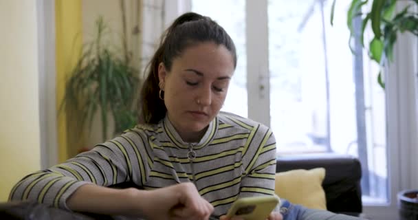 Smutná Žena Pomocí Mobilního Telefonu Pohovce Pocit Nespokojenosti Úzkosti Životní — Stock video