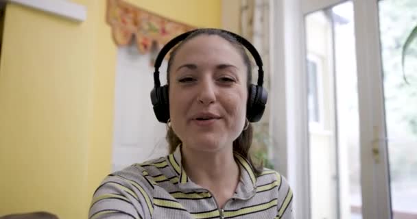 Autentyczne Ujęcie Szczęśliwej Uśmiechniętej Kobiety Domu Podczas Rozmowy Wideo Rodziną — Wideo stockowe