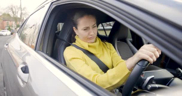 Автентичний Знімок Жінки Яка Керує Автомобілем Дратується Застряг Дорожньому Русі — стокове відео