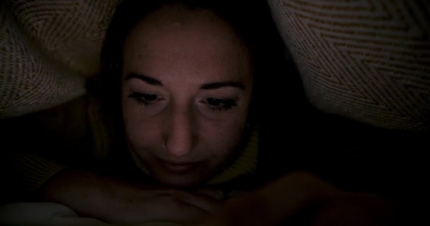 Γυναίκα Στο Κρεβάτι Βλέποντας Ταινία Στο Smartphone Που Διαμένουν Κάτω — Αρχείο Βίντεο