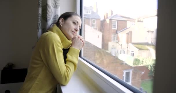 Kobieta Domu Patrząc Przez Okno Ciesząc Się Widokiem Planowanie Przyszłości — Wideo stockowe