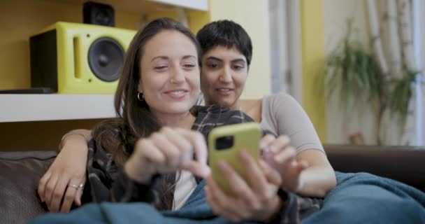 Autêntico Tiro Cinematográfico Casal Lésbico Feliz Olhando Para Telefone Sorrindo — Vídeo de Stock