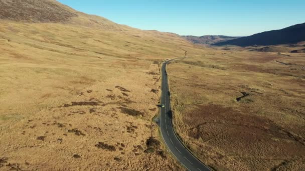 Flygfoto Över Bilar Landsväg Genom Stor Ödslig Dal Wales Området — Stockvideo