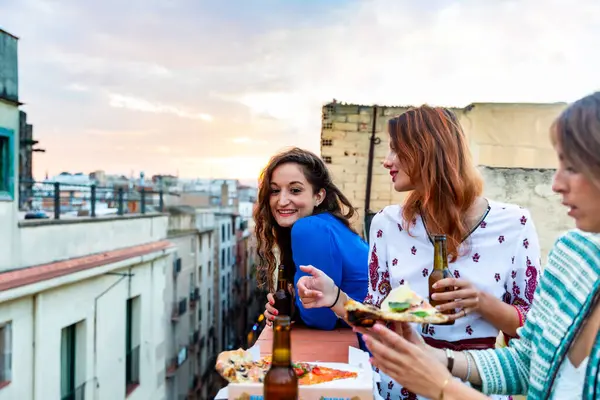 Happy Women Enjoy Dinner Party Rooftop Barcelona Drie Jonge Vrouwen Rechtenvrije Stockafbeeldingen