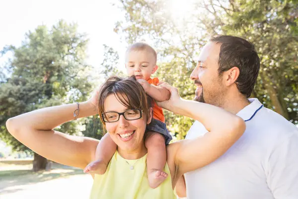 Glada Föräldrar Kysser Sitt Barn Med Tillgivenhet Familjeutflykt Glada Familjen — Stockfoto
