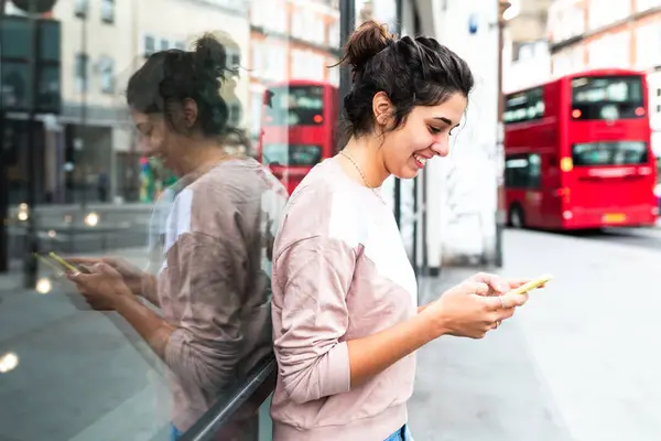 Londra Mutlu Bir Kadın Akıllı Telefonunu Kullanan Cam Dükkanının Penceresine - Stok İmaj
