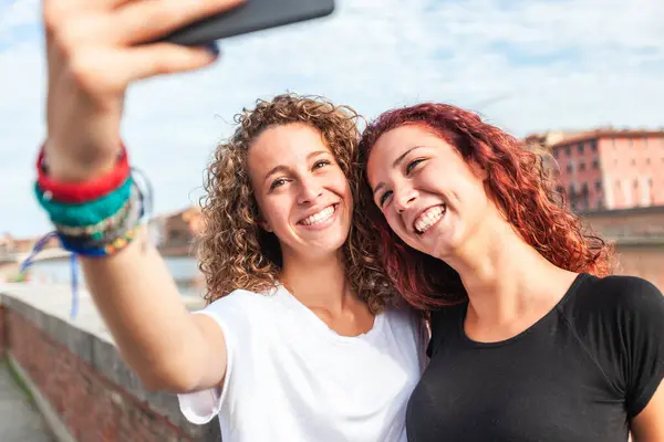 Zwei Glückliche Mädchen Machen Ein Selfie Mit Italienischem Stadtbild Hintergrund Stockfoto