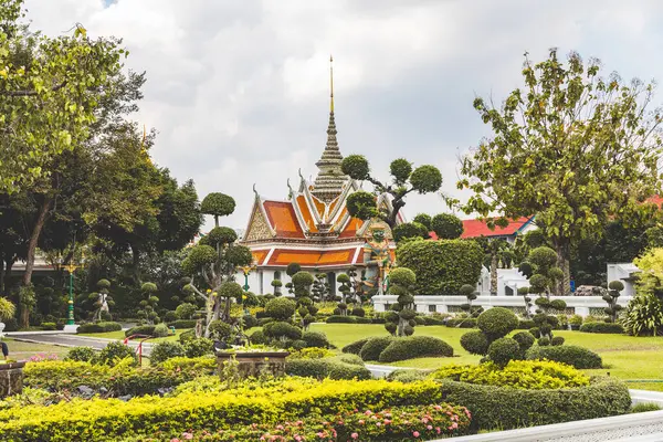 Spokojny Krajobraz Pięknie Wypielęgnowanego Ogrodu Świątynnego Pod Zachmurzonym Niebem Tajlandii Zdjęcie Stockowe