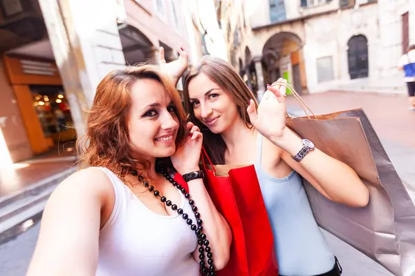 Happy Women Shopping Taking Selfie Town Twee Blanke Jonge Vrouwen Rechtenvrije Stockfoto's