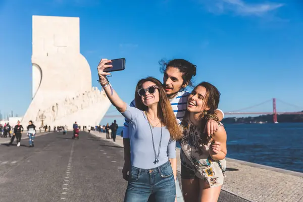 Vrienden Samen Reis Selfie Lissabon Een Zonnige Dag Belem Friendhsip Rechtenvrije Stockfoto's