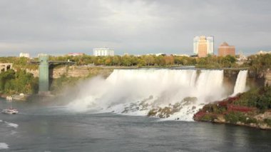 Kanada tarafından Niagara Şelalesi 'nin hava manzarası Niagara' ya düşen güzel at nalı manzarası ve yükselen büyük bir su bulutu çok ünlü ve görkemli bir varış yeri.