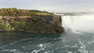 Kanada tarafından Niagara Şelalesi 'nin hava manzarası Niagara' ya düşen güzel at nalı manzarası ve yükselen büyük bir su bulutu çok ünlü ve görkemli bir varış yeri.