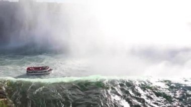 Kanada tarafından Niagara Şelalesi 'nin hava manzarası Niagara' ya düşen güzel at nalı manzarası ve yükselen büyük bir su bulutu çok ünlü ve görkemli bir varış yeri.
