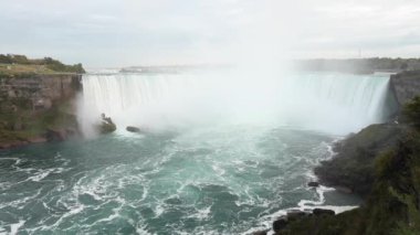 Kanada tarafından Niagara Şelalesi 'nin hava manzarası Niagara' ya düşen güzel at nalı manzarası ve yükselen büyük bir su bulutu çok ünlü ve görkemli bir varış yeri.