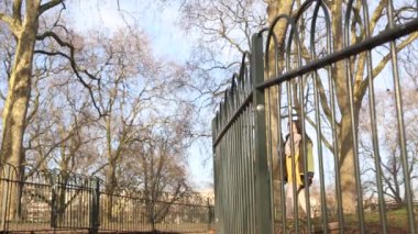 Mutlu Asyalı genç kadın güneşli bir günün tadını çıkarıyor Londra 'da, yürüyüp temiz hava alıyor - yaşam tarzı ve doğa kavramları