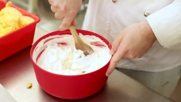 Primer Plano Cinematográfico Chef Pastelería Manos Trabajo Una Cocina Restaurante — Vídeo de stock