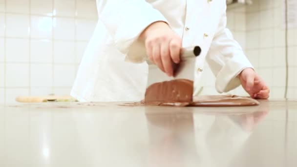 Zdjęcia Kucharza Ciasta Pracy Odpuszczającej Czekoladę Kuchni Restauracji Lub Cukierni — Wideo stockowe