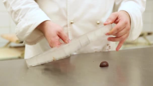 Foto Cinematográfica Chef Pastelería Trabajo Preparando Huevos Chocolate Una Cocina — Vídeo de stock