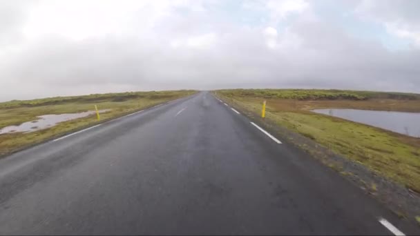Dirigir Islândia Através Belas Nevadas Paisagens Uma Estrada Vazia Explorando — Vídeo de Stock