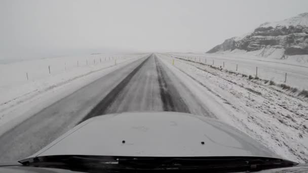 Conducir Islandia Través Campos Helados Montañas Nevadas Camino Vacío Que — Vídeos de Stock