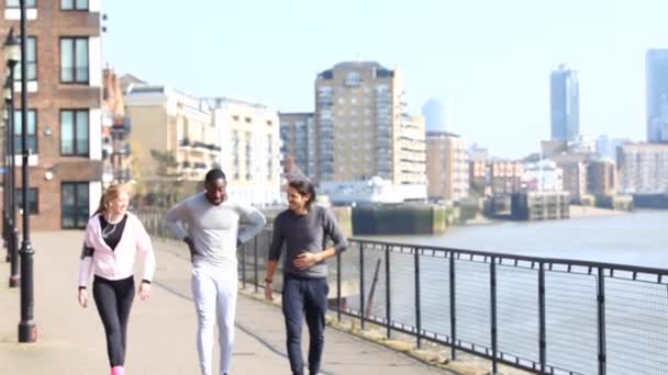 Menschen Die Nach Dem Laufen Und Dem Training Der Stadt — Stockvideo