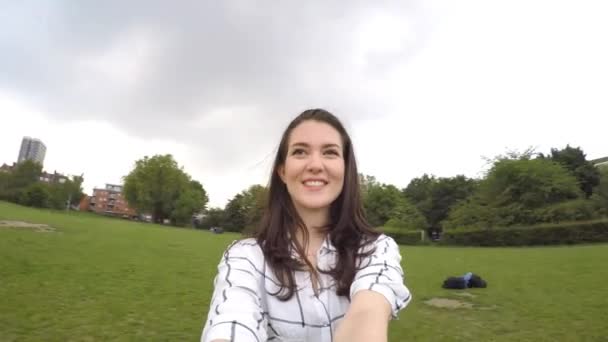 Jovem Mulher Relaxando Caminhando Parque Dia Nublado Londres Estilo Vida — Vídeo de Stock