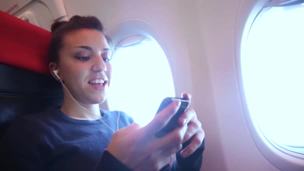 Mujer Avión Escuchando Música Con Smartphone Conceptos Viajes Tecnología Mujer — Vídeo de stock