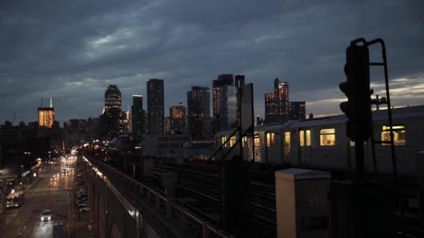 지하철 기차와 전경에 자동차와 배경에 마천루와 뉴욕의 뉴욕의 — 비디오