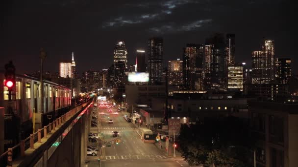 Nachtzicht Van New York Met Metro Trein Auto Voorgrond Wolkenkrabbers — Stockvideo