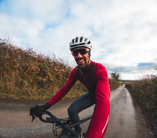 Strålande Man Cykling Redskap Rider Längs Lugn Landsbygd Körfält Glad Stockbild