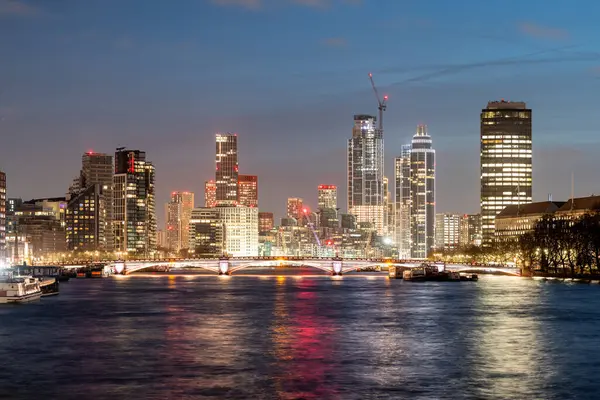 Atemberaubendes Londoner Stadtbild Der Dämmerung Mit Beleuchteter Skyline Blendender Stadtbeleuchtung lizenzfreie Stockfotos