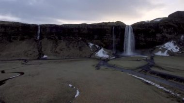 İzlanda 'da gün doğumunda Seljalandsfoss şelalesi - Majestic Seljalandsfoss, İzlanda' nın güneyinde ünlü şelale, inanılmaz bir manzara manzarası yaratıyor - seyahat ve doğa kavramları