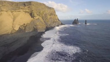 Vik, İzlanda 'da büyük dalgalar ve uçurumlarla dolu kara sahilin havadan görünüşü - İHA' dan görülen ünlü siyah kumsalla güzel İzlanda kıyısı - Uzak doğal alanlara seyahat noktaları