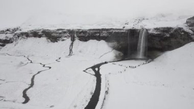İzlanda 'daki Seljalandsfoss şelalesinin karla kaplı havadan görünüşü - Majestic Seljalandsfoss, İzlanda' nın güneyindeki ünlü şelale, inanılmaz bir manzara manzarası yaratıyor - seyahat ve doğa kavramları