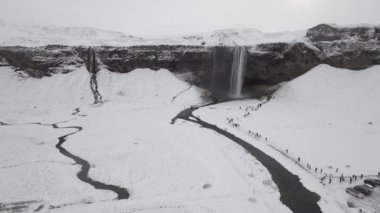 İzlanda 'daki Seljalandsfoss şelalesinin karla kaplı havadan görünüşü - Majestic Seljalandsfoss, İzlanda' nın güneyindeki ünlü şelale, inanılmaz bir manzara manzarası yaratıyor - seyahat ve doğa kavramları