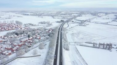 Şehir ya da kasabanın yanındaki kırsal ve otoyol üzerindeki hava manzarası - Drone görünümü, mimari, doğa ve ulaşım kavramları